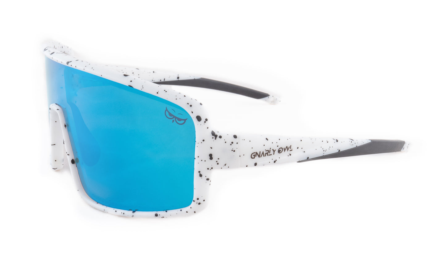 Gnarly Owl Ookpik White Splash české polarizační sportovní sluneční brýle na sport výměnné polarizační fotochromatický zorník česká značka sova bílý rámeček ledovcově modré pánské dámské doživotní záruka nemlží se ze strany