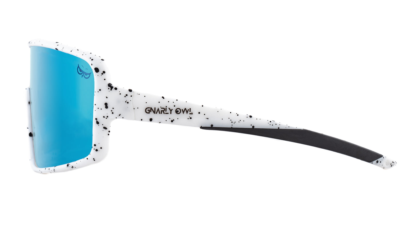 Gnarly Owl Ookpik White Splash české polarizační sportovní sluneční brýle na sport výměnné polarizační fotochromatický zorník česká značka sova bílý rámeček ledovcově modré pánské dámské doživotní záruka nemlží se zboku