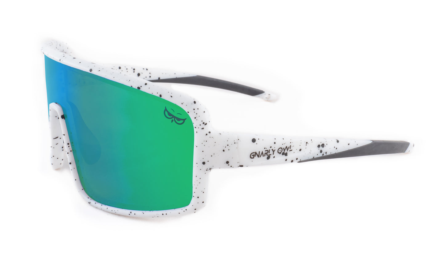 Gnarly Owl Ookpik White Splash české polarizační sportovní sluneční brýle na sport výměnné polarizační fotochromatický zorník česká značka sova bílý rámeček zelené pánské dámské doživotní záruka nemlží se ze strany