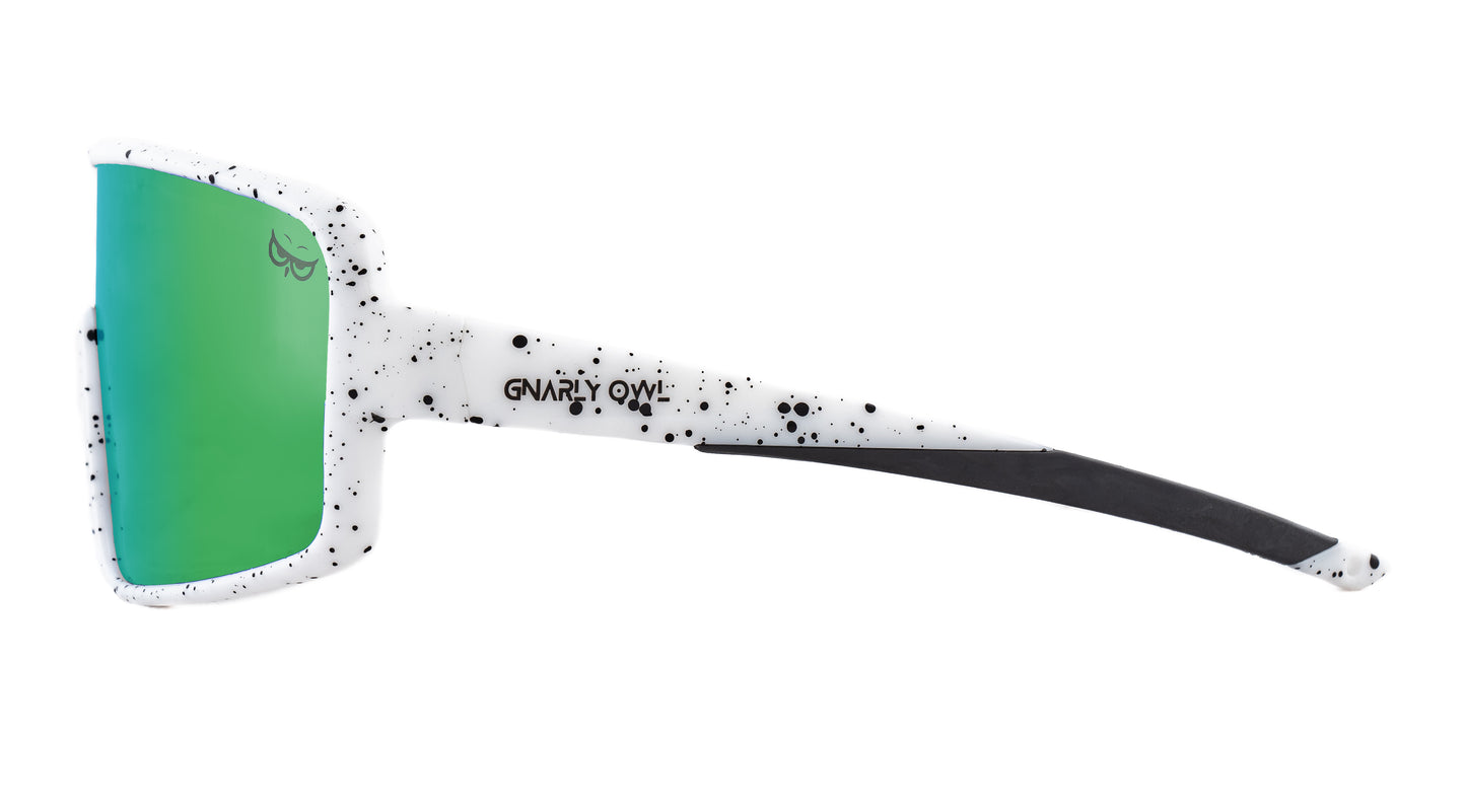 Gnarly Owl Ookpik White Splash české polarizační sportovní sluneční brýle na sport výměnné polarizační fotochromatický zorník česká značka sova bílý rámeček zelené pánské dámské doživotní záruka nemlží se zboku