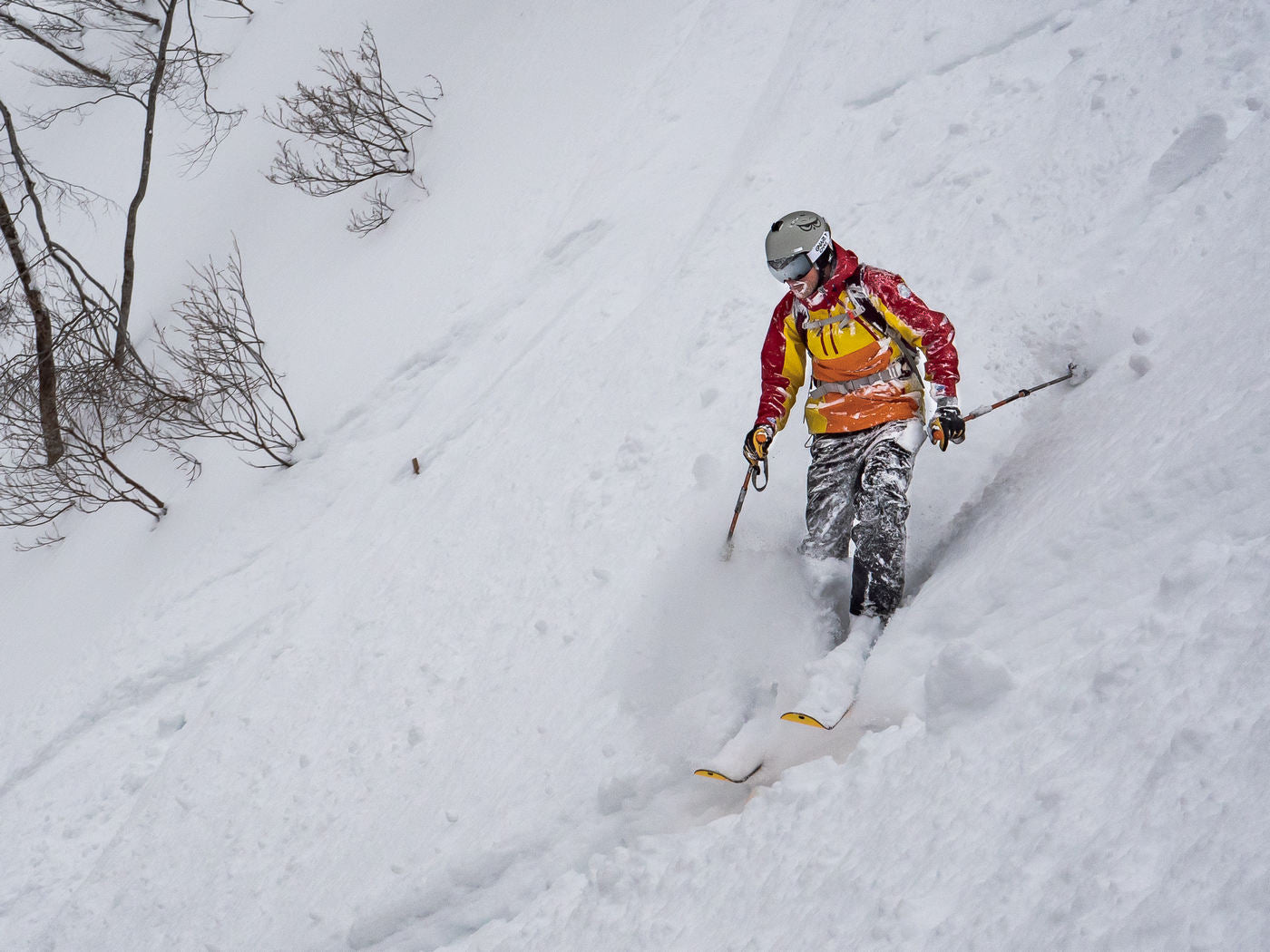 Gnarly Owl Gnarnia jízda prašanem freeride powder sluneční brýle japonsko japow česká značka lyžař v hlubokém prašanu