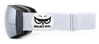 Gnarly Owl polarizační lyžařské snowboardové skialpové splitboardové brýle česká značka stříbrný zrcadlový REVO zorník magnetické výměnné zorníky bezrámečkový design gumové logo sova embosovaný bílý pásek